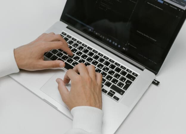 Flutter ve React Native ile mobil uygulama kodu yazan geliştirici